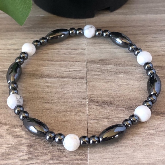 Natural Howlite Stone Stretchable Hematite Beaded Bracelet - Picture 2 of 2